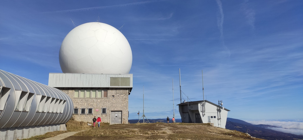 Gipfel mit Radar und Pendelbahn
