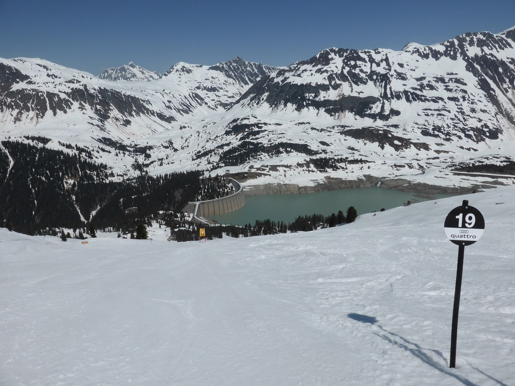 hier ist vor Allem die 19, wenn sie denn offen ist, eine lässige, abwechslungsreiche Piste. Erst flach wellig mit Panorama, im Mittelteil ein Steilhang, dannach eine klassische "Rote".<br />Wäre ein super RTL-Hang.