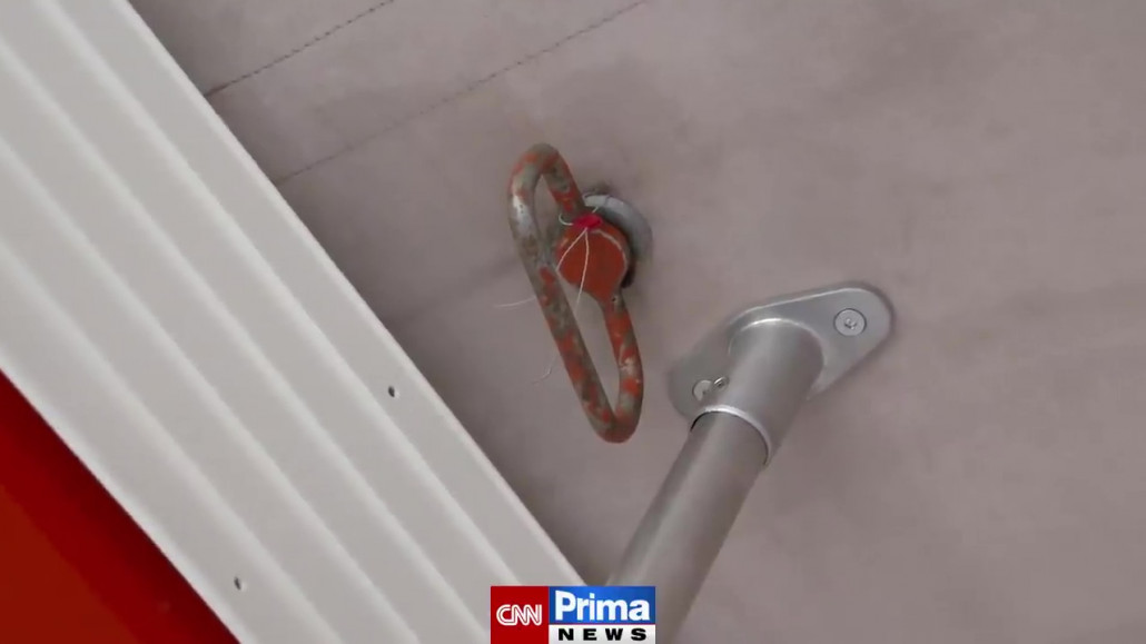 Handgriff zur Auslösung der Fangbremse nach Unfall, plombiert in Ruhestellung.