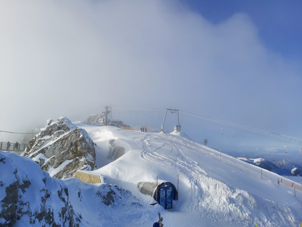 Am Eispalast ist dieses Jahr links am Felsen sehr viel Eis geschmolzen.