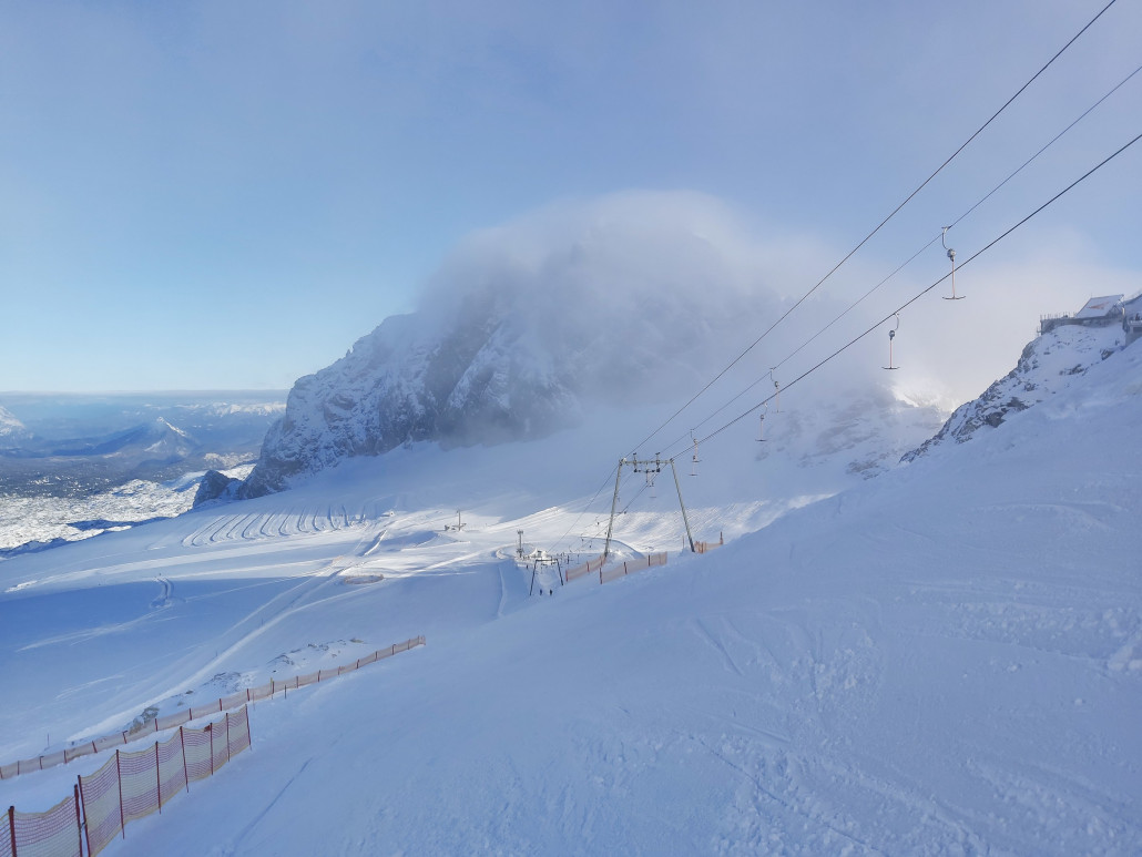 Auf der anderen Seite wird das Gelände immer schräger und erst der Fels.