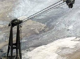 Augeaperte Felsen am SCHL Schneefernerkopf und noch Eisbedeckte Piste am SCHL Gletschersee