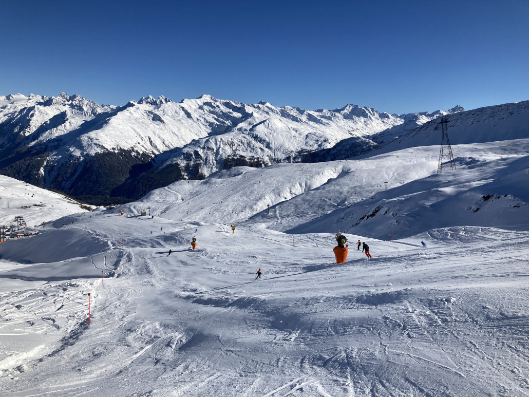 Die Piste am Furka-Sessel war hart und uneben präpariert, was auf den Bilder ersichtlich ist. Spass hat sie trotzdem gemacht! An einem ersten Tag sitzt die Messlatte bei mir nicht allzu hoch ;-)