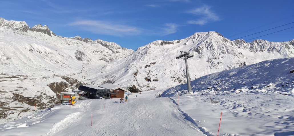 Sessellift, Oberalppass-Strasse im Hintergrund