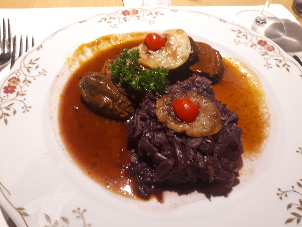 Gänsebrust von der Martinigans zum Hauptgang mit Pommes Dauphines und Rotkraut.