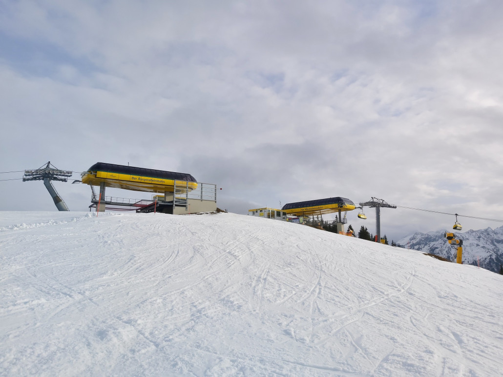 Burgstahl links und rechts Märchenwiese.