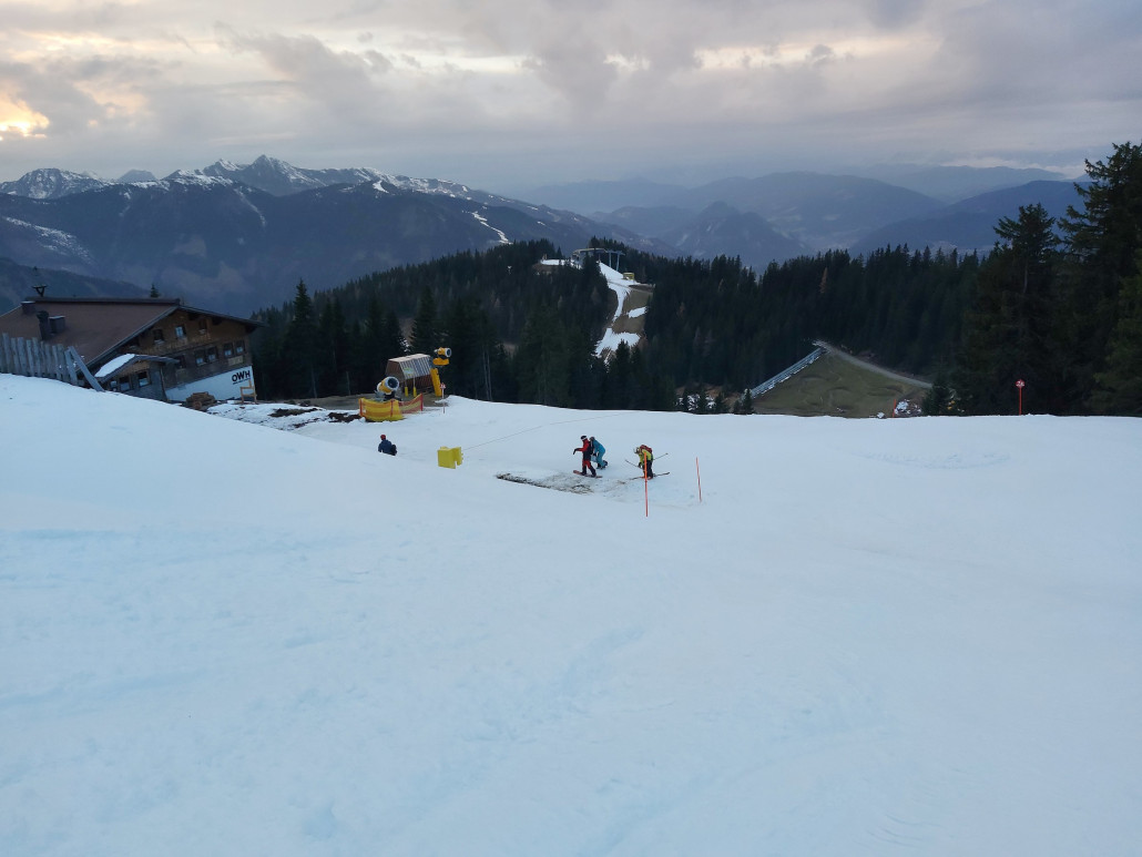 16:10 Uhr und man hing schon dort mit dem Seil der Pistentaupe, wo man zurück zum Parkplatz muss. Mich stört nicht viel, doch so was muss abgelichtet werden.