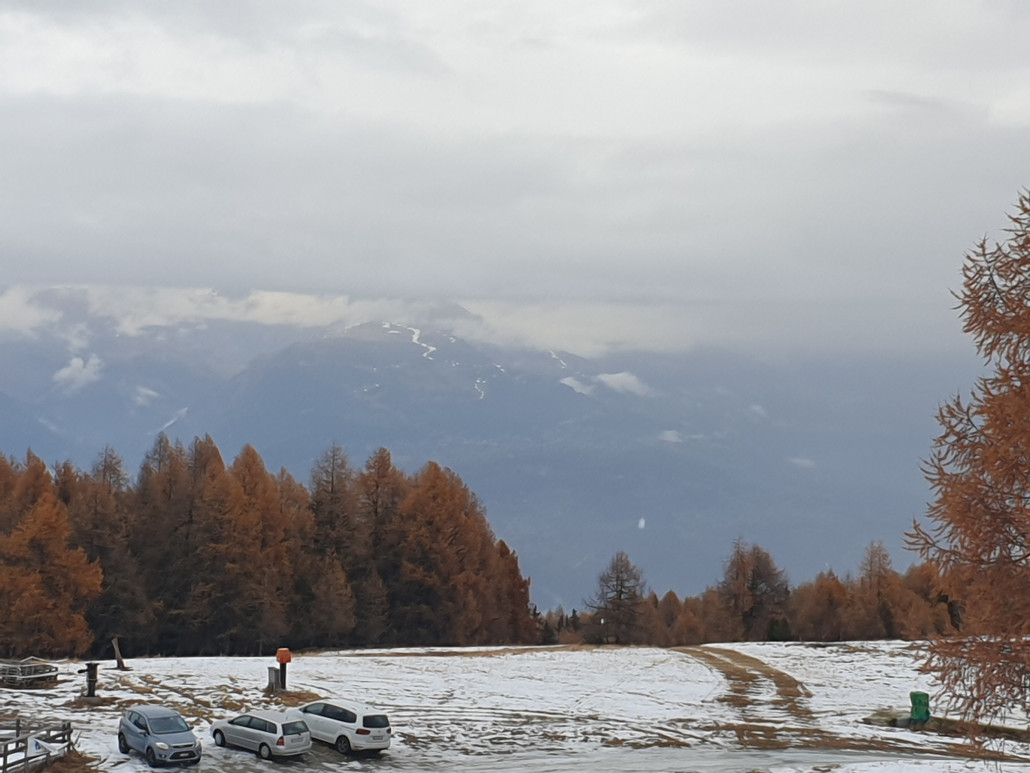 Blick rüber zu Crans. Man sieht die Beschneiungsversuche.