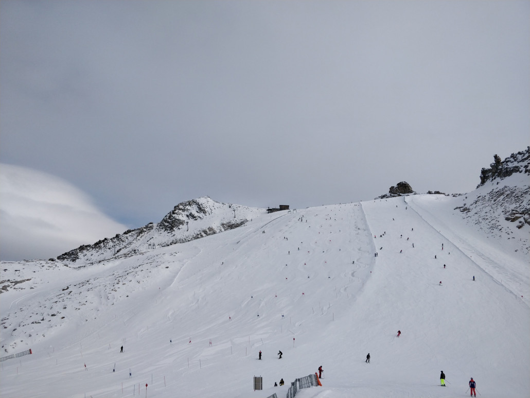 Gefrorene Wand, man beachte das Eis dort wo Slalom trainiert wurde.