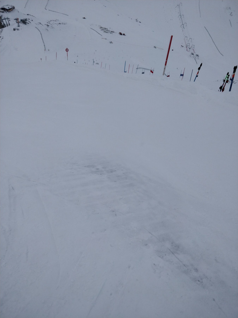 Eisplatte an der gefrorenen Wand gleich zu Betriebsbeginn