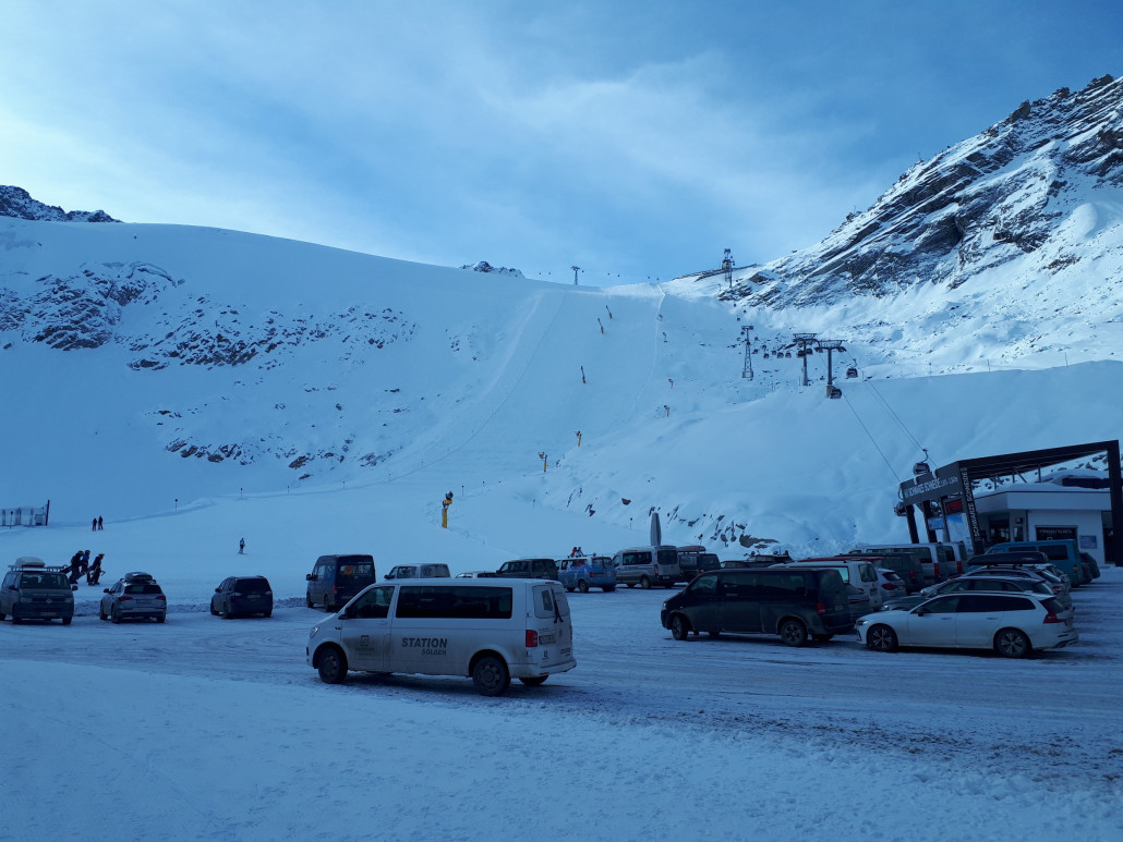 Parkplatz gut belegt.