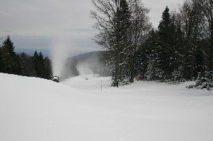 Am Areh gibt es 10 cm Naurschnee, dazu wird angeblich mit 16 Kanonen beschneit (nein, ich habe es nicht nachgezählt, das hat mit ein Schneimeister gesagt). 3 am Übungslift Areh ...