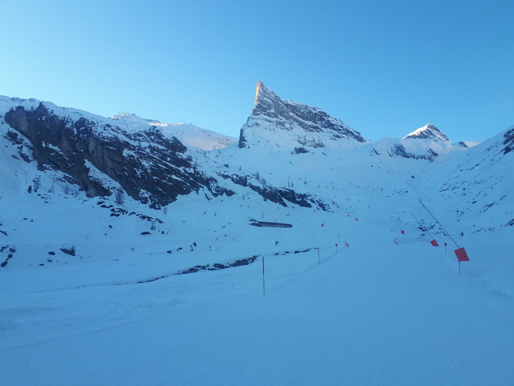 Man könnte die Trasse aber auch gerade nach unten verlängern und würde ungefähr hier raus kommen. Vorteil: Man käme von der anderen Piste nun auch zur Station, und perspektivisch auch von der Sommerbergalm.