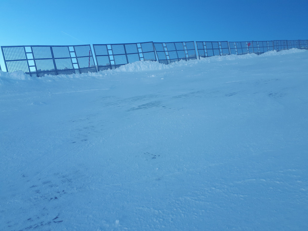 Eisplatten gefrorene Wand