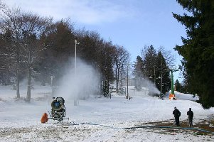Am SCHL Bellevue (Babylift in Volksmund) werden sogar beide Pisten beschneit.