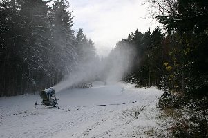 Nur 100 HM weiter oben laufen die Kanonen noch (Lufttemperatur -3.4).