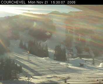 Courchevel, geschlossene Schneedecke - man merkt die Nordhänge. Schön zu sehen die Depotbeschneiung.