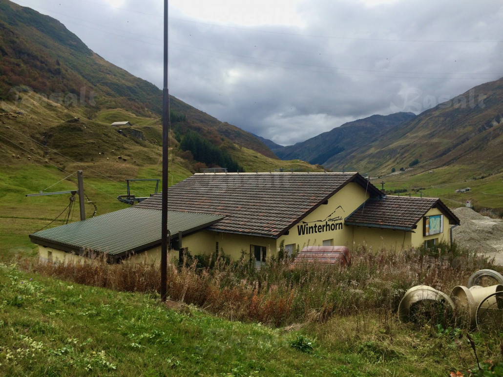 ^Blick auf die Talstation mit ihren Annexräumen. Die Zufahrt erfolgte von der ersten Kehre der Gotthard-Passstrasse.