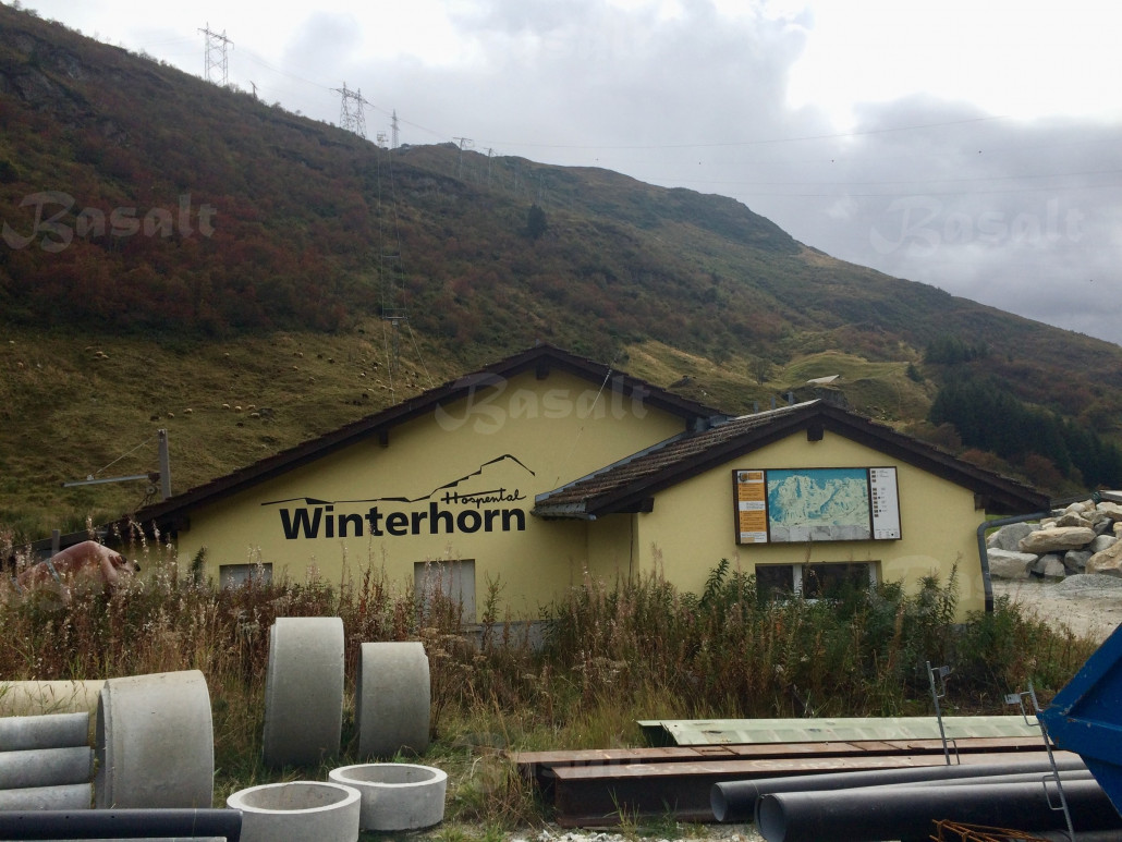 ^ Der Parkplatz dient heute vor allem als Lagerplatz für Baumaterialien und Schutt.