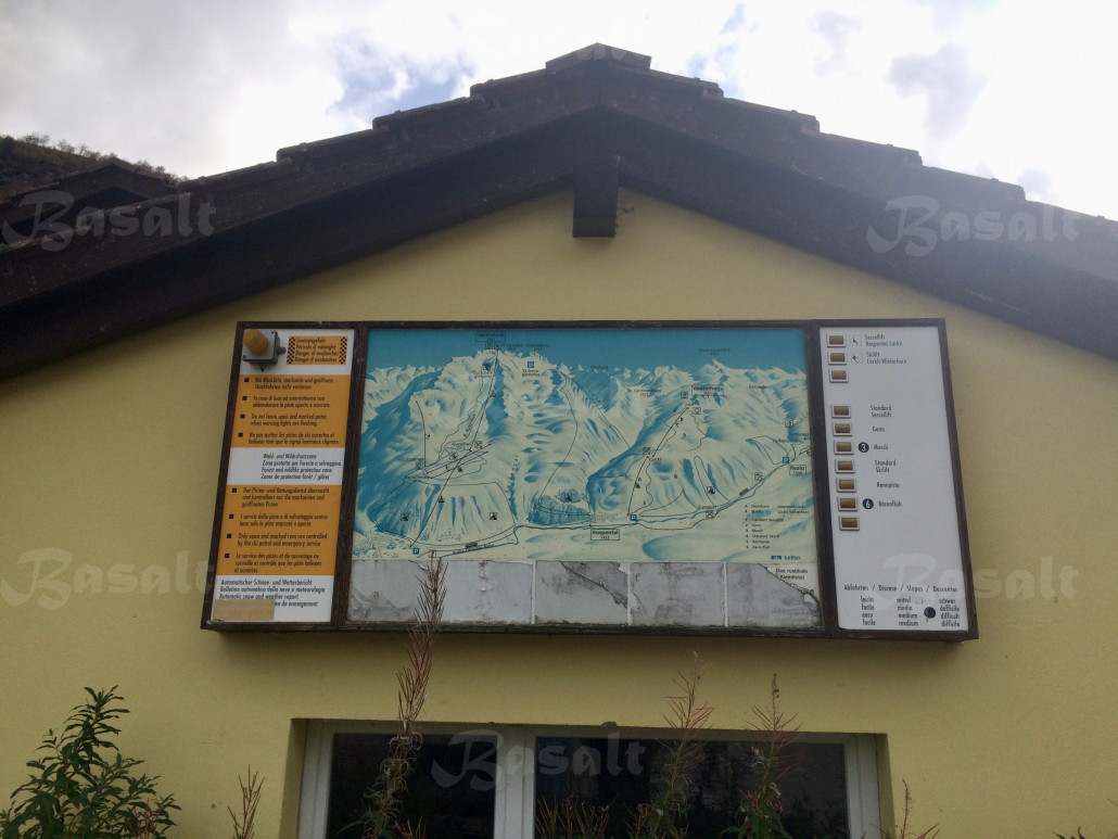^ Infotafel mit Pistenplan und Statusanzeigen