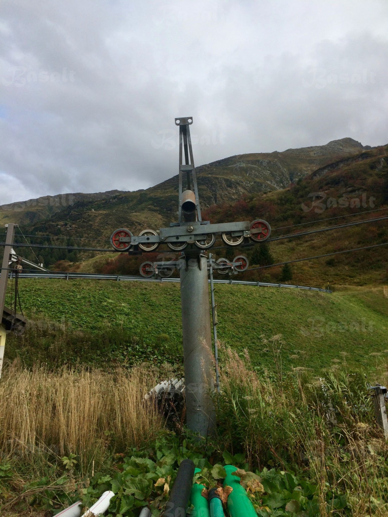 ^ Ausfahrtsniederhalter von der Seite