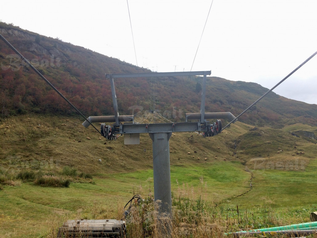 ^ Ausfahrtsniederhalter Richtung Berg. Die Sessel wurden vor ein paar Jahren vom Seil genommen.