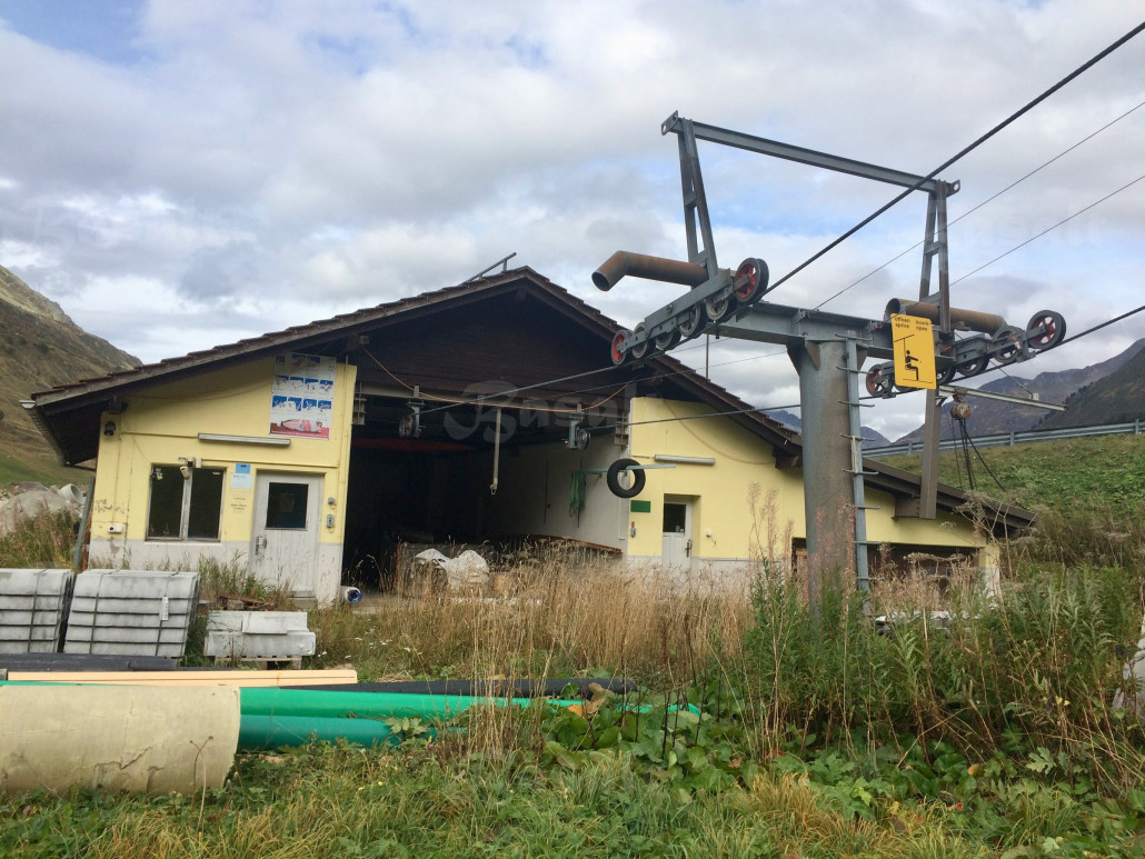 ^ Talstation von vorne. Die Sesselbahn konnte auch für Talfahrten genutzt werden.