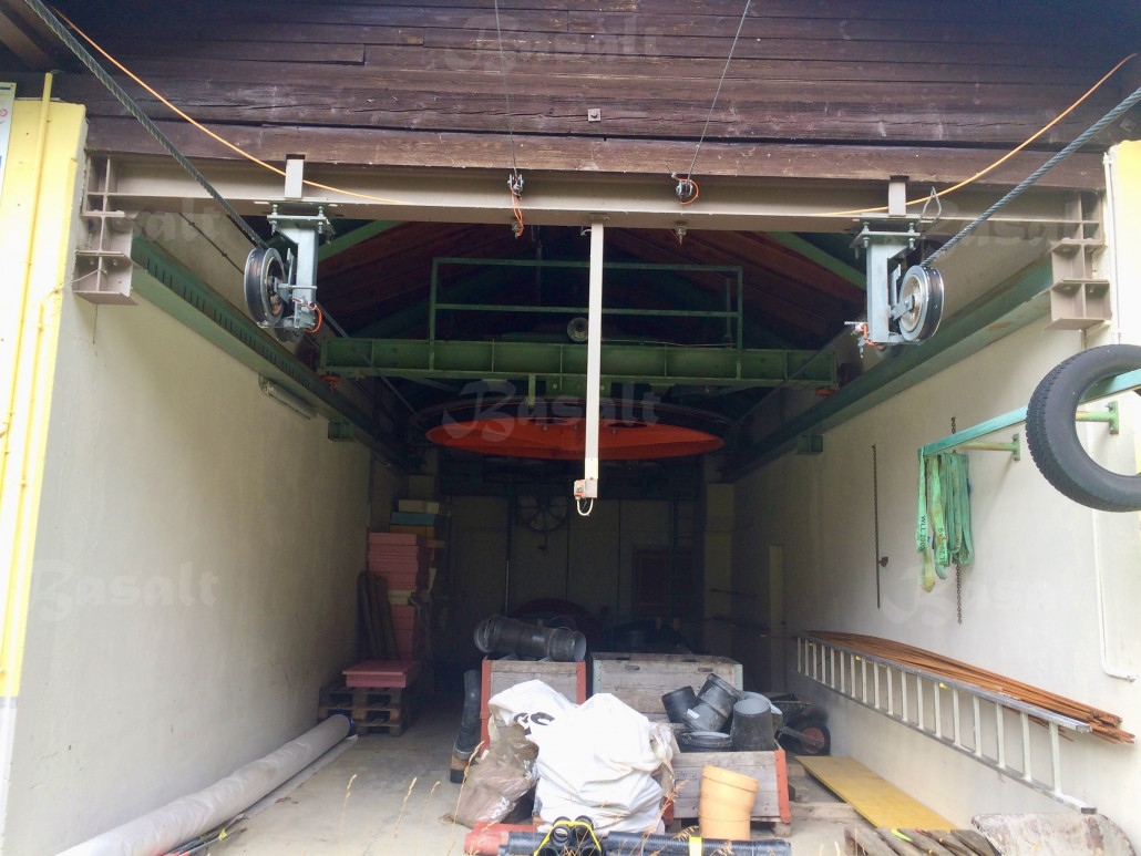 ^ Blick in die Talstation, wo sich diverses Lagergut stapelt.