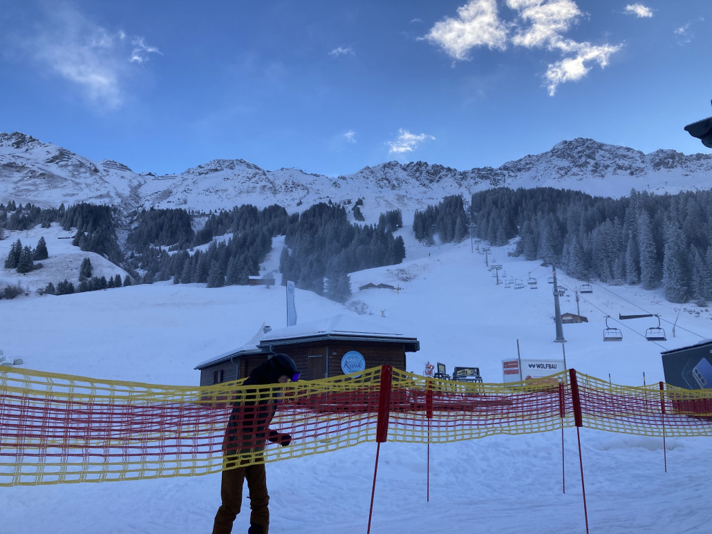 Blick von der Talstation des Heimbergsessels in Parpan auf die Ostseite. Durch die Schattenlage um diese Uhrzeit war es auf den Sesseln kalt.