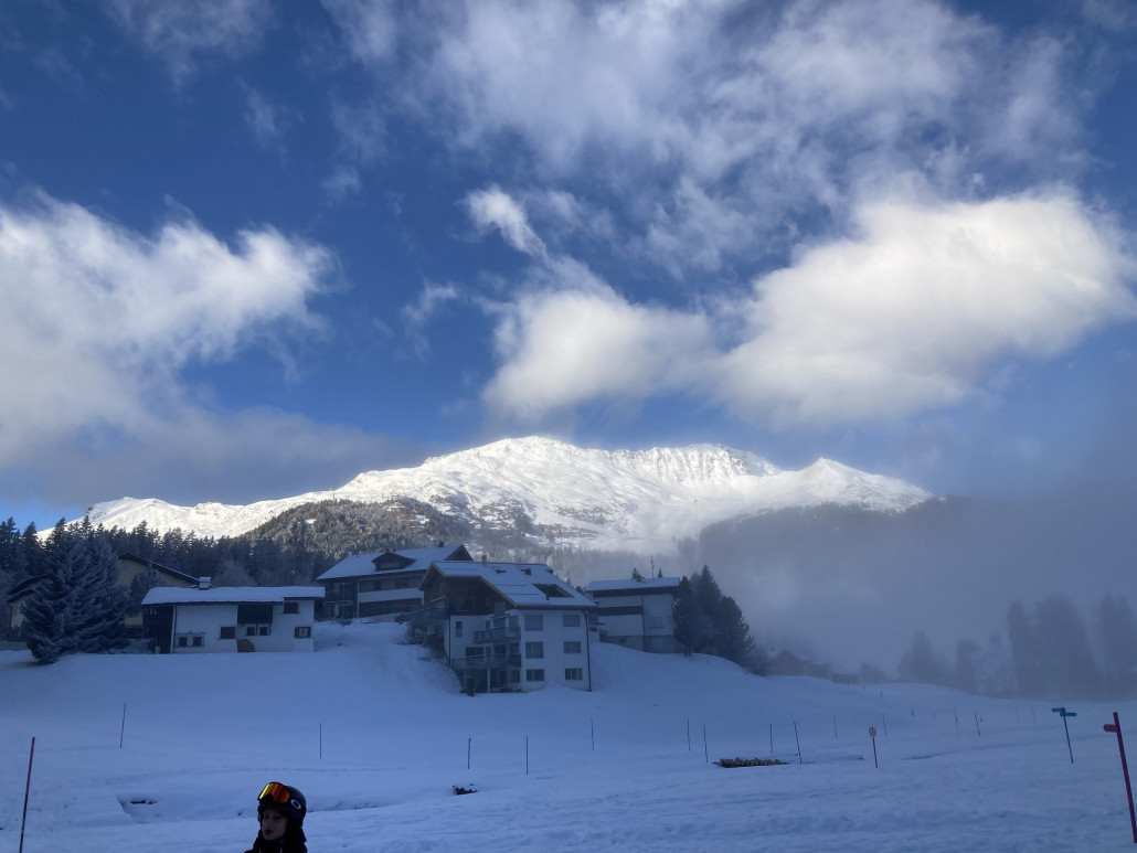 Wohingegen auf der Westseite bereits die Sonne scheint. Die Lifte und Pisten sind aber noch geschlossen. Mal schauen, was nächstes Wochenende gehen wird.