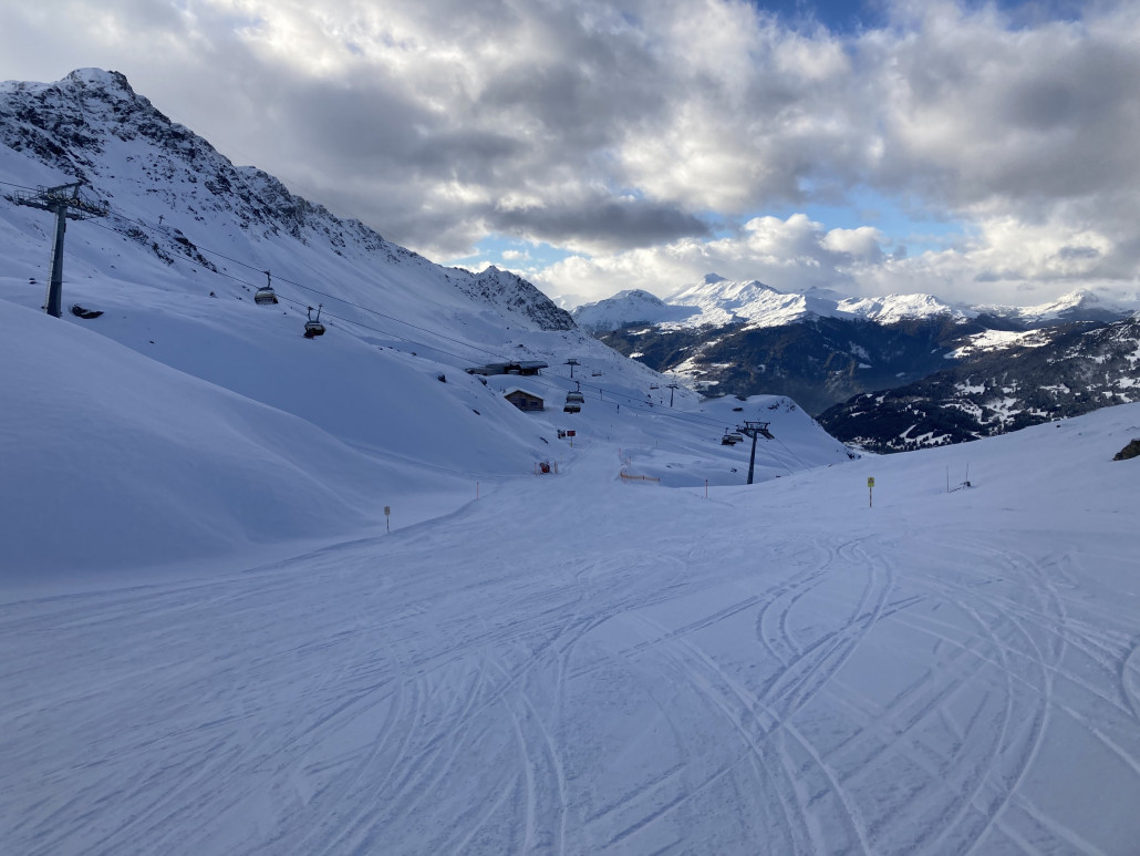 Piste 20 mit den Sesselbahnen Urdenfürrgli (Vordergrund) und Motta. Das Restaurant Motta Hütte ist ebenfalls zu sehen.