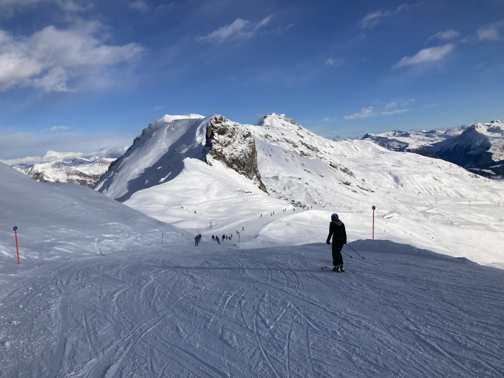 Piste 5 am Hörnli. Pulverschnee und relativ viele Leute bei unserer ersten Abfahrt. Auffällig ist die deutlich bessere Schneelage in Arosa im Vergleich mit der Lenzerheide.