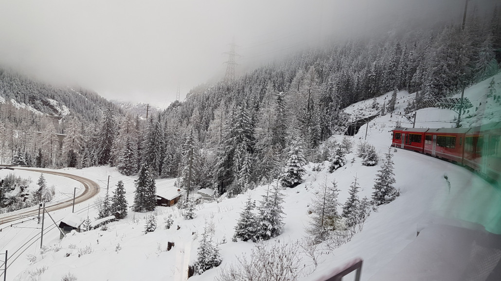 Albulabahn durch die verschneite Winterlandschaft