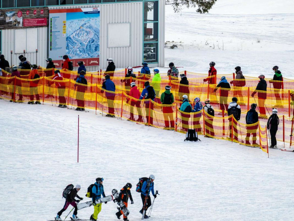 24785402-hinterstoder-skifahrer-stehen-an-einem-skilift-in-einer-schlange-2DbjMxDzI1e9.jpg