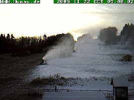 Wie man sieht ist die Beschneiung auch schon angelaufen, im oberen Teil des Hangs dürften auch noch ca. 5cm Naturschnee liegen