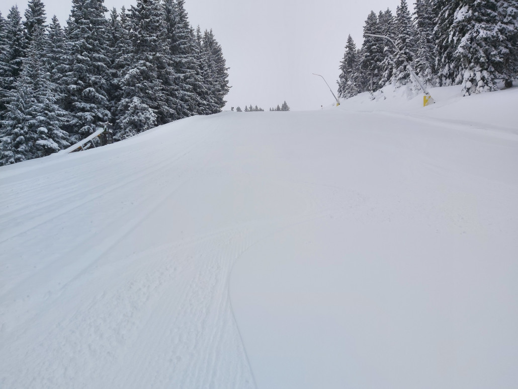 Die 7b ist jetzt offiziell Geöffnet und gegen 12:00 Uhr sind nur eine handvoll Spuren mit etwas Neuschnee dazu gekommen.