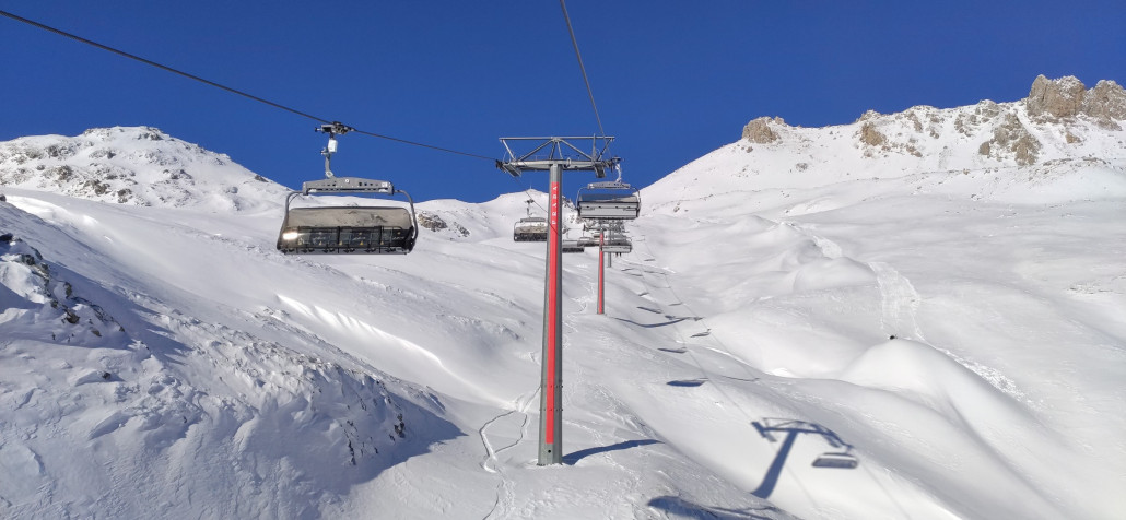 Trais Fluors, mit einem Prada-Banner verschönert