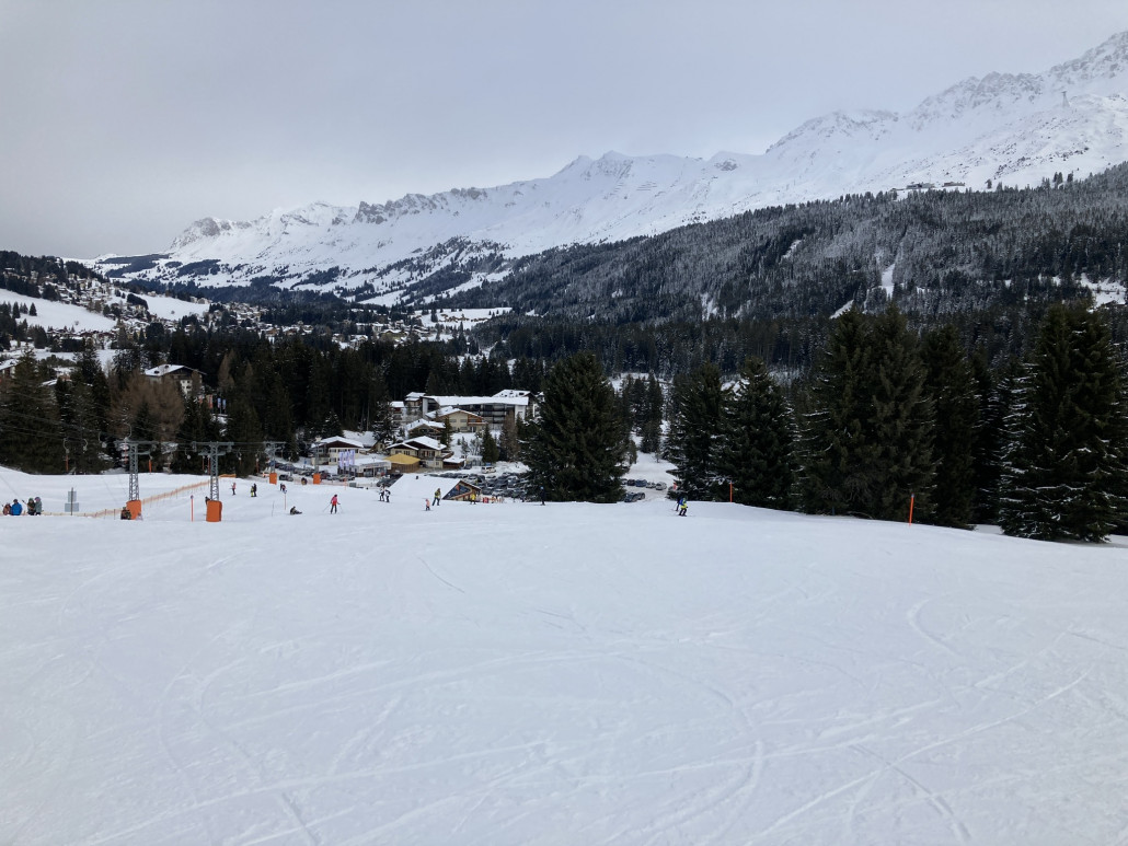 Übungspiste am Schlepplift Fadail.  Die beiden Anlagen waren gut ausgelastet, da sich einige Anfänger in diesem Bereich aufhielten.