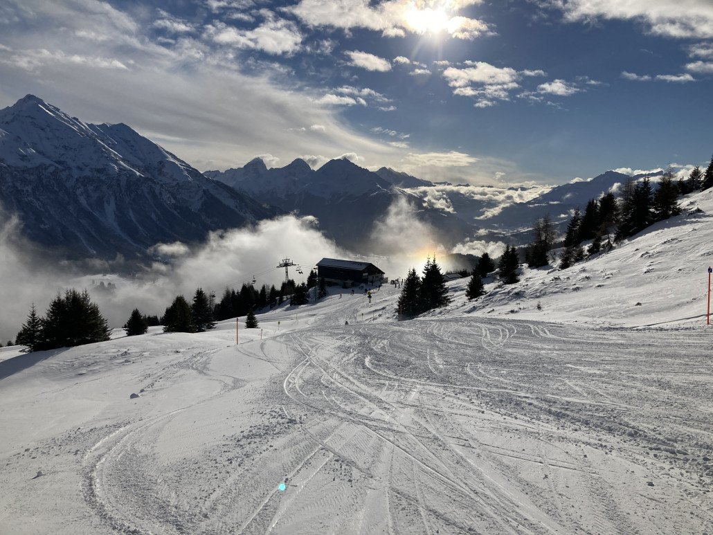 Piste 55. Zu sehen ist die Bergstation der Sesselbahn Pedra Grossa