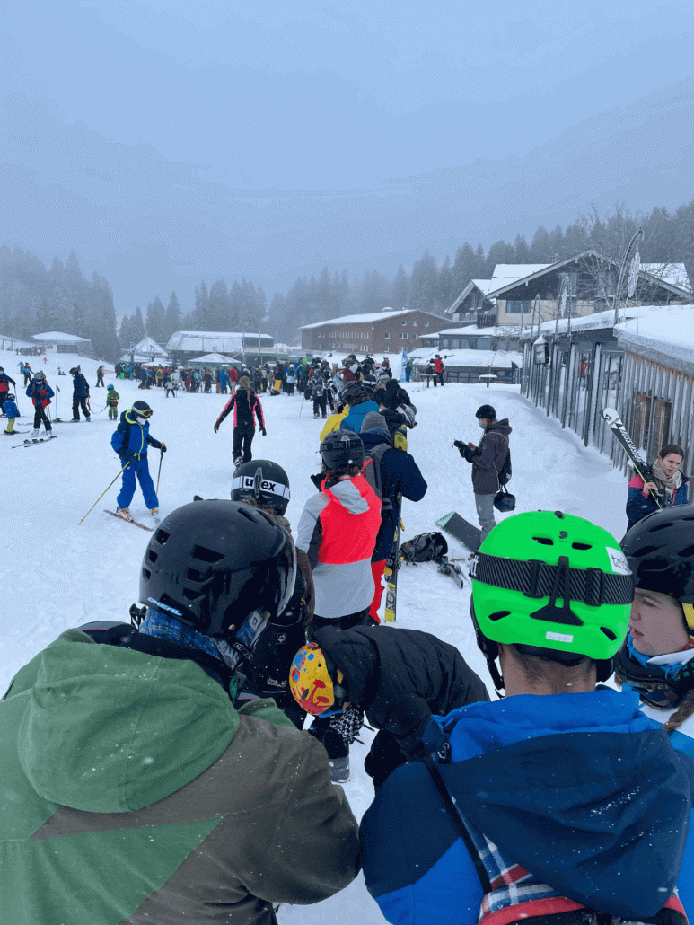 Schlange zum Registrieren der Tests gegen 9:45. Fällt ja zum Glück demnächst wieder weg.