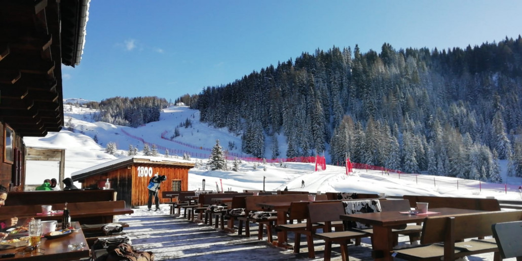 Kurz vor der Mittagszeit leer auf einer Hütte, wo man sonst kein Bein an die Erde bekommt.