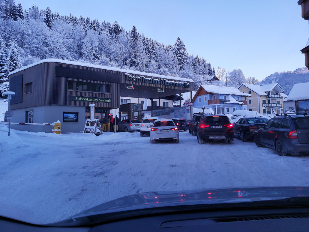 Schon viel Los an der Mautstraße. Was ich gerade in der Gondel gehört habe schon etwas Chaos.