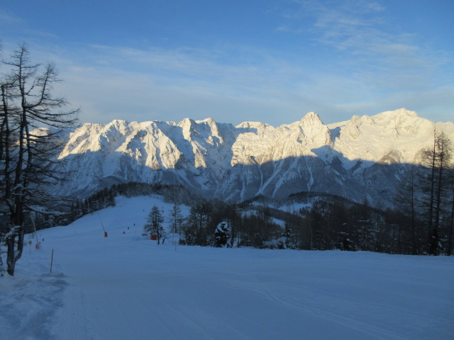 Standardabfahrt, im Hintergrund die Prielgruppe (2.515 m)