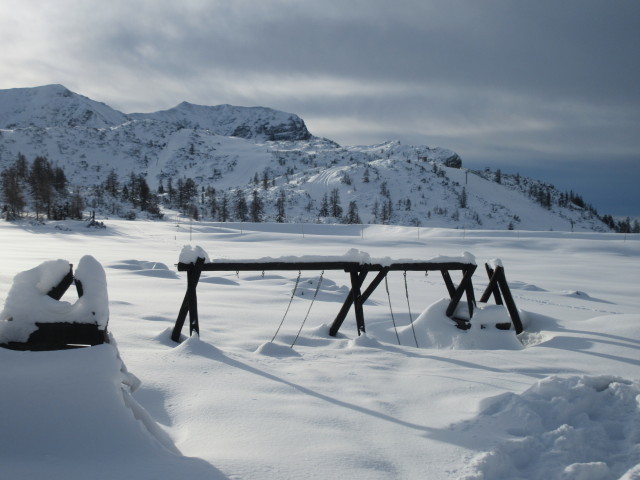 Schneehöhe auf ca. 1.800 m Seehöhe, im Hintergrund der 2-SL 2000er (links) und 2-SL Panorama (rechts)