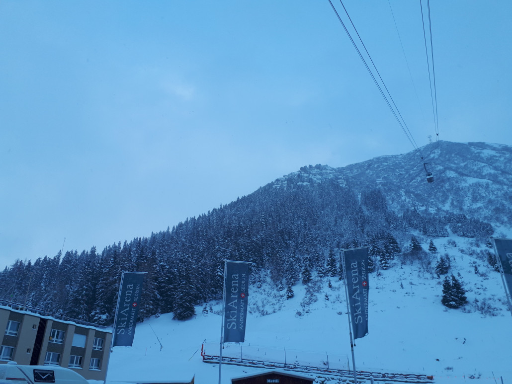 Parkplatz Gemsstock mit guter Sicht bis zur Mittelstation.