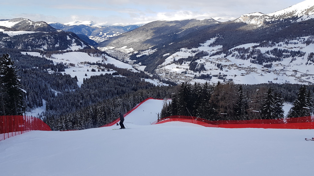 Saslong noch offen und mit Beschneiungshügeln