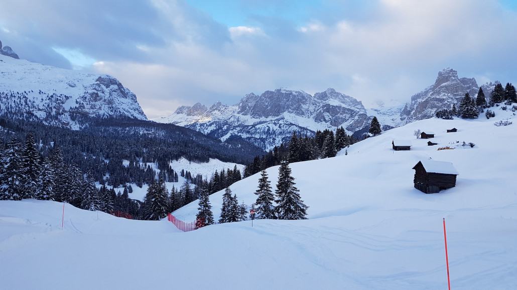 Lifte und Varianten im Bereich Pralongia am Nachmittag leer, mit schönem Licht und wenig zerfahren