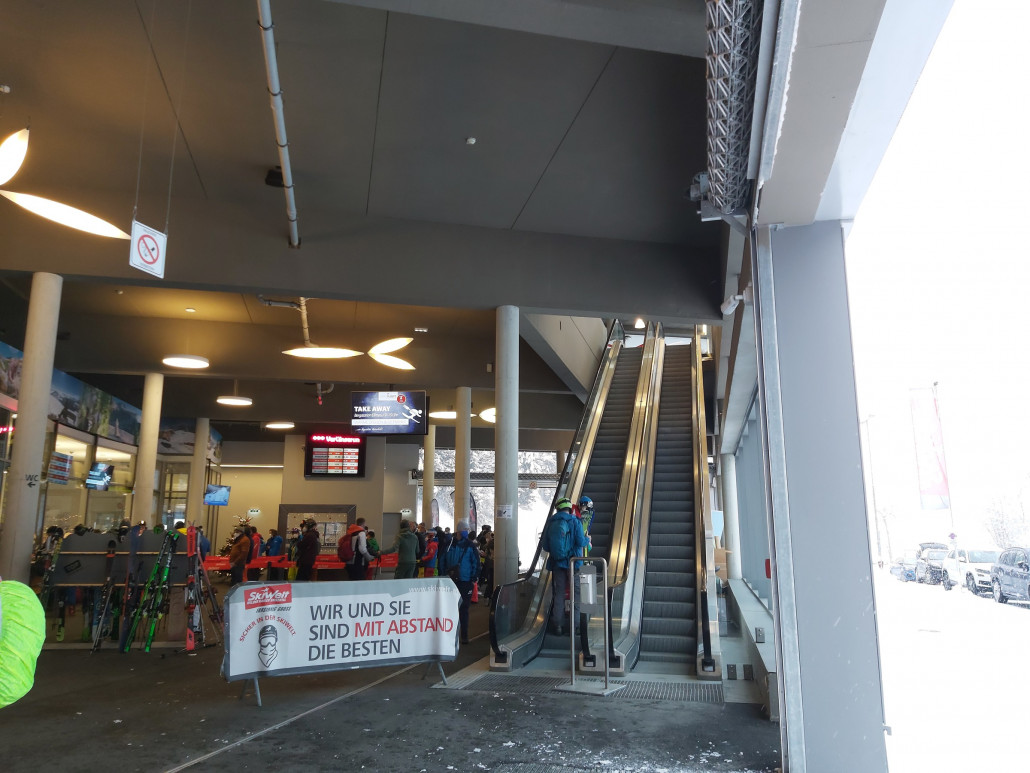 In Scheffau musste noch wer eine Karte kaufen, was mit den jetzigen Bestimmungen leider arg lang dauert.