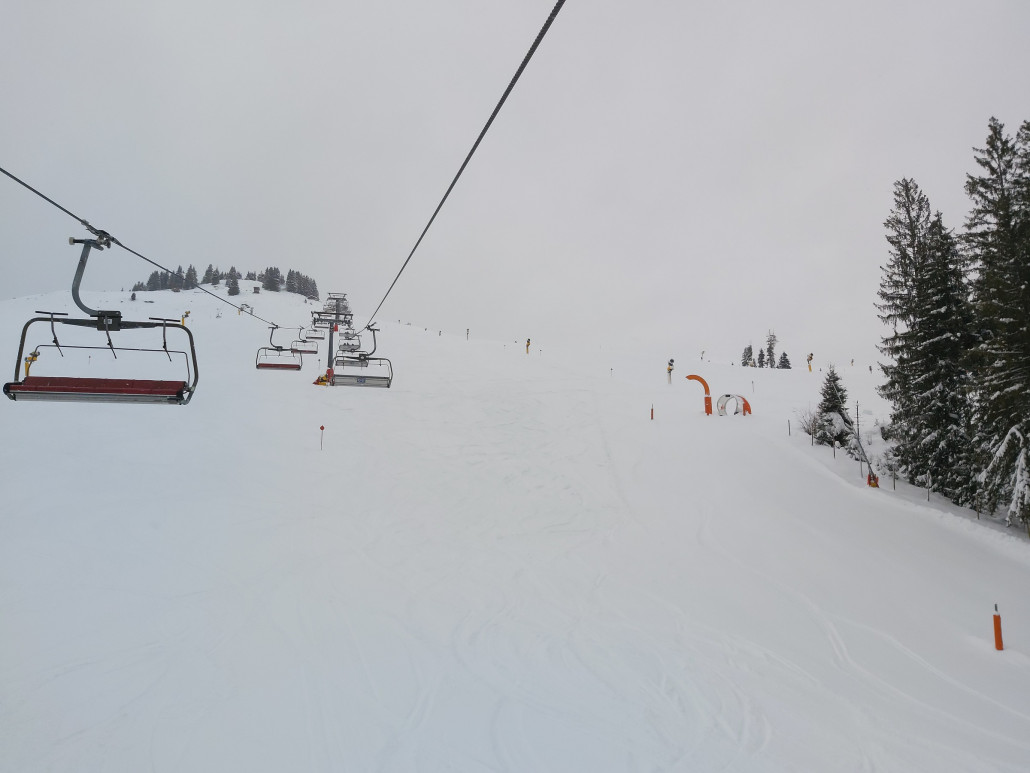 Viele Anlagen besitzen keine Hauben, so wie hier die Almbahn. Die beste Piste des Tages war es auch. Der Pulver abseits musste natürlich auch mitgenommen werden.