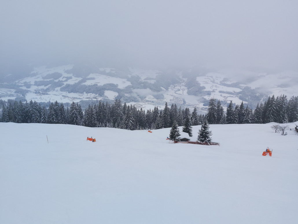Es sollte weiter nach Söll gehen, doch nahmen wir die Piste 22 und kamen wieder zur Mittelstation der Hopfgarten, die beide im Sommermodus gemütlich ihre Runden drehten.